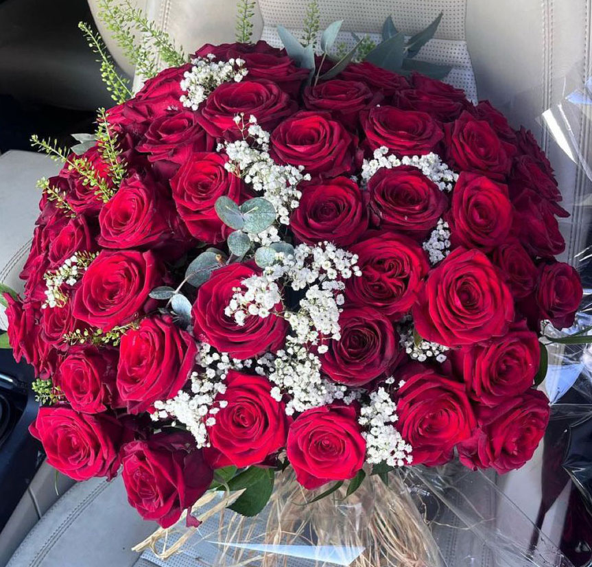 Large Bunch Of Red Roses